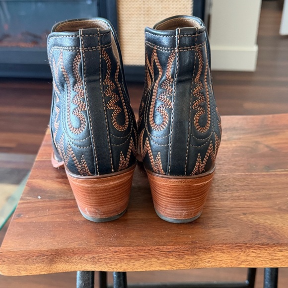 Ariat Western Ankle Boots Size 8 Wide - Picture 6 of 6